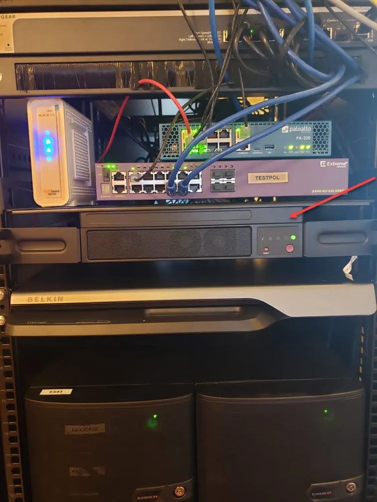 The-E301-9D-mounted-in-the-rack
